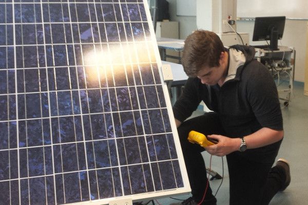 En STI2D, on acquière des connaissances professionnelle systèmes intégrant une composante énergétique En STI2D, on acquière des connaissances professionnelle systèmes intégrant une composante énergétique
