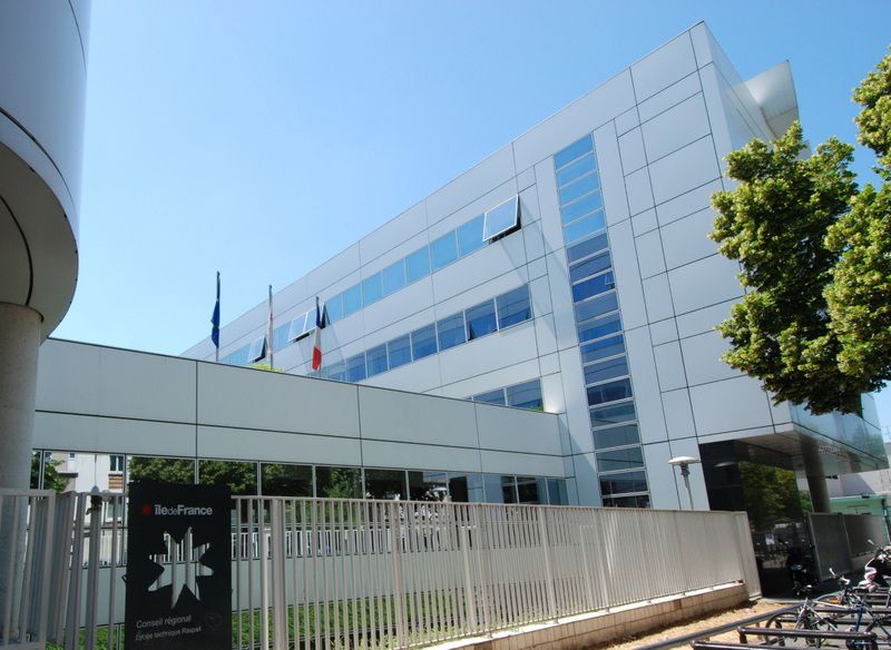 Les bâtiments de notre lycée professionnel et technologique sont modernes Les bâtiments de notre lycée professionnel et technologique sont modernes