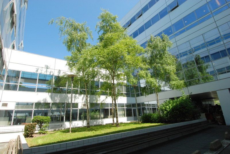 Le Lycée Raspail offre un environnement arboré. Le Lycée Raspail offre un environnement arboré.