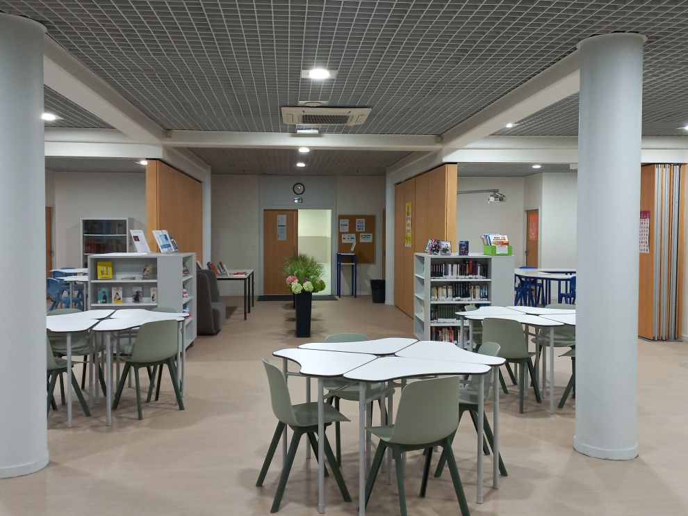 Le Centre de Documentation et d'Information (CDI) du Lycée Raspail Le Centre de Documentation et d'Information (CDI) du Lycée Raspail